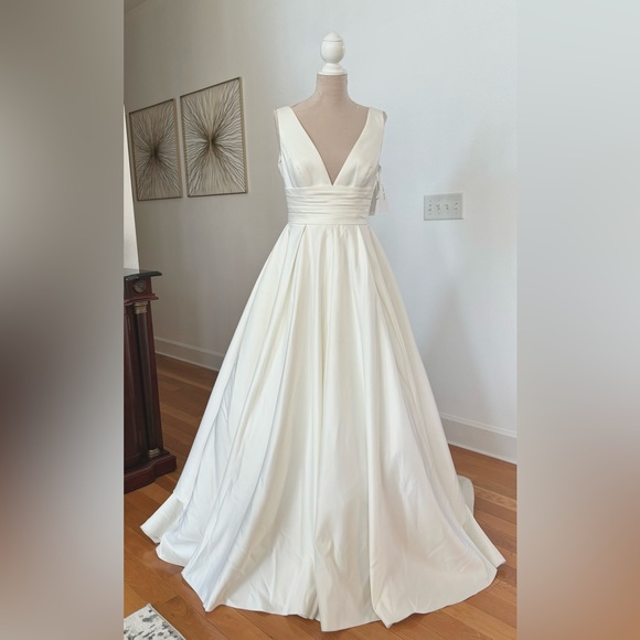 David's Bridal Dresses & Skirts - DAVID'S BRIDAL cummerbund satin ball gown wedding dress in ivory size 8